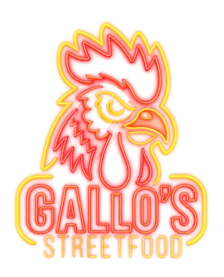 Rótulo de neón de Gallo's StreetFood: cabeza de gallo roja y ámbar sobre el nombre del local
