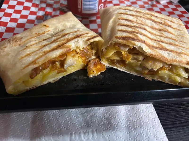 Taco Gallo's cortado en dos recién salido de la plancha, con la ternera y el pollo marinado por dentro