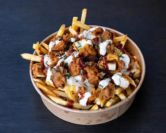 The Original Bowl: patatas fritas con tenders de pollo, salsas blanca y roja y cebolla crujiente
